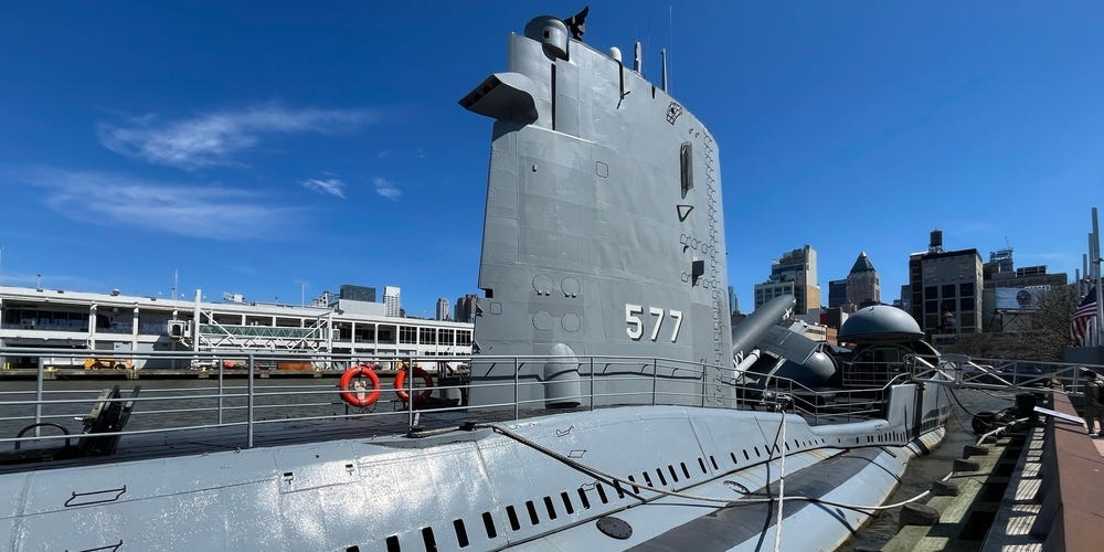 قمت بجولة في الغواصة الصاروخية النووية الوحيدة في الولايات المتحدة المفتوحة للجمهور. نلقي نظرة في الداخل.