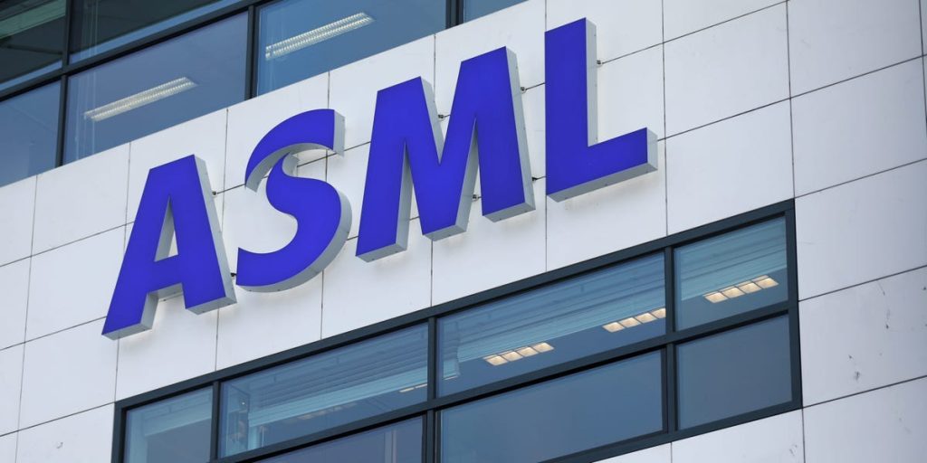 تعثر صانعي الرقائق مع صدور خفض توقعات ASML تحذيرًا بشأن النمو في القطاع