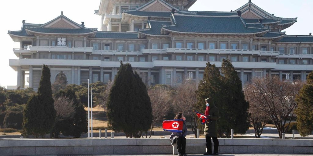 تبين أن الموظف الذي يعمل عن بعد في إحدى الشركات موجود في كوريا الشمالية. وحاول احتجازها للحصول على فدية.