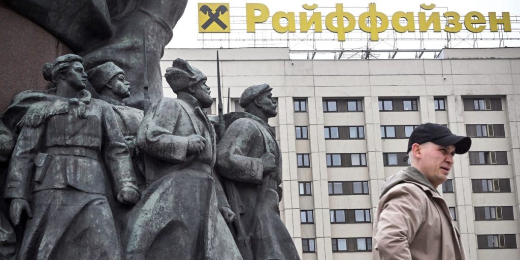 وبحسب ما ورد ستمنع موسكو مبيعات البنوك الغربية للشركات الروسية، مما يتركها بلا خروج