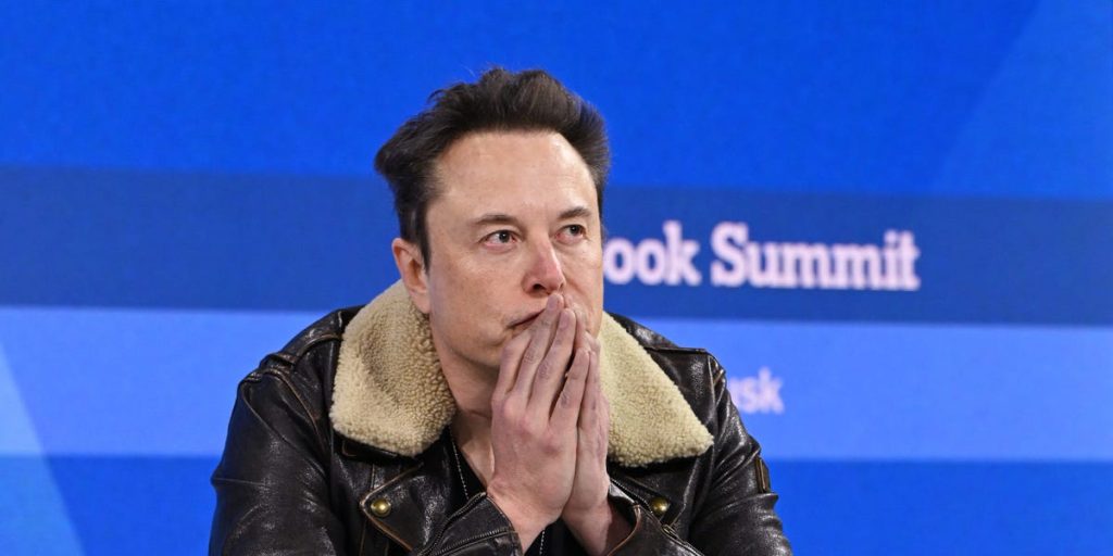 تواجه طموحات إيلون موسك في مجال الروبوتات تدقيقًا مستمرًا بشأن نظام القيادة الذاتية لشركة تسلا