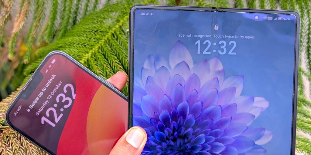 كنت من مستخدمي iPhone المخلصين ولكنني تحولت إلى هاتف ذكي قابل للطي غير متوفر بعد في الولايات المتحدة. لقد كان الأمر يستحق ذلك – حتى بمضاعفة السعر.