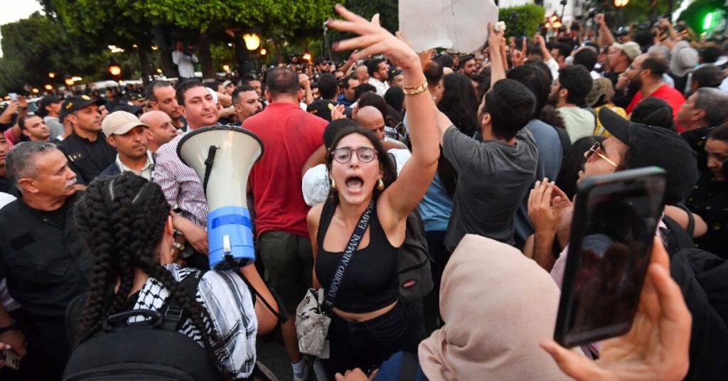 مع ابتعاد المزيد من الشباب التونسي عن السياسة، يرغب الكثير منهم في العيش في الخارج