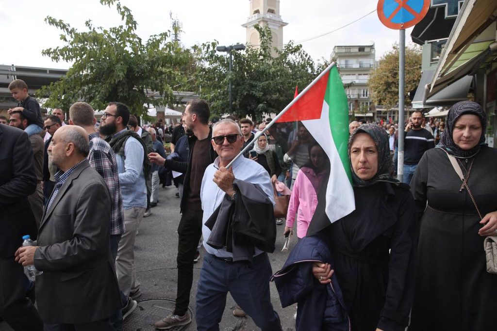 مئات من القبارصة اليونانيين يحتجون على دور القواعد البريطانية في الهجمات الإسرائيلية على غزة