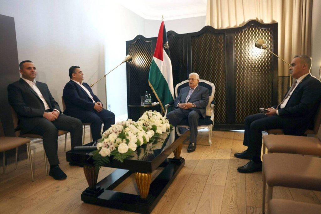 رئيس السلطة الفلسطينية يلتقي أبناء هنية في الدوحة