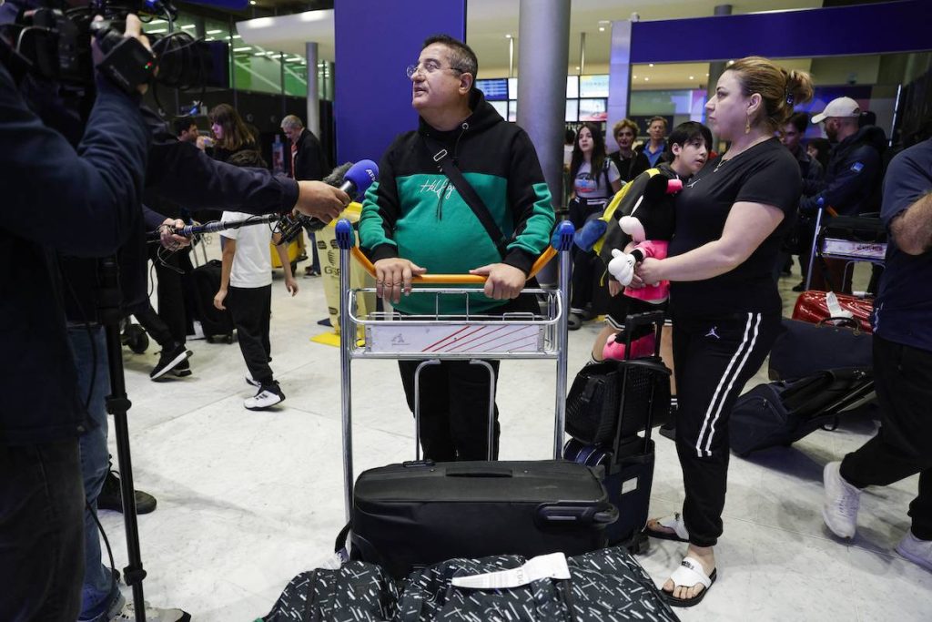 أجانب يفرون من لبنان مع تكثيف الهجوم الإسرائيلي