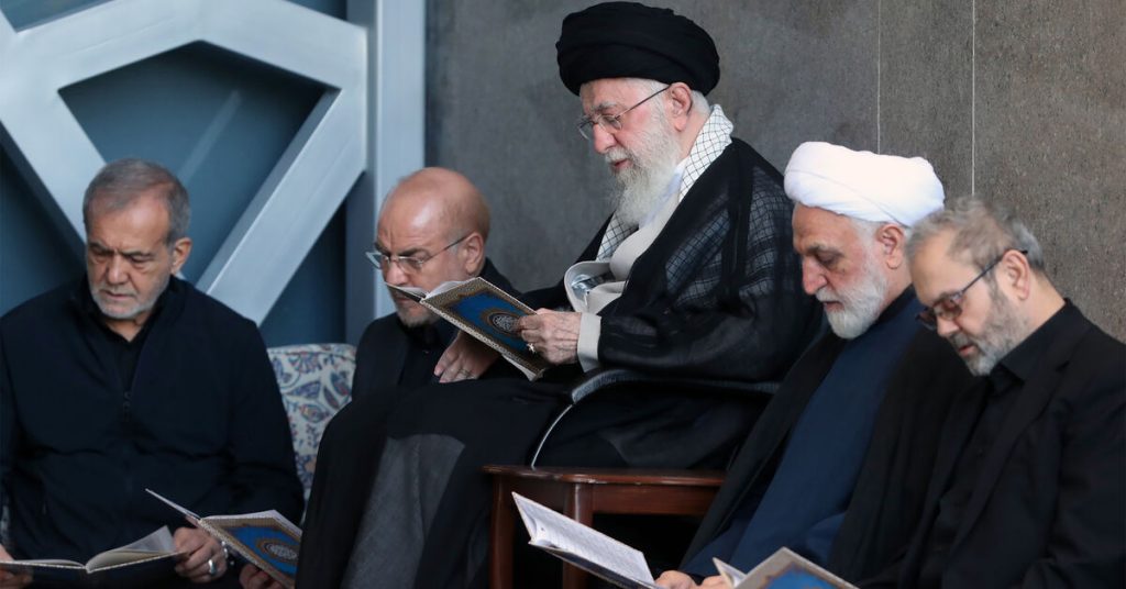 يسعى خامنئي الإيراني إلى التنقل بين التحدي وخفض التصعيد بعد إطلاق الصواريخ