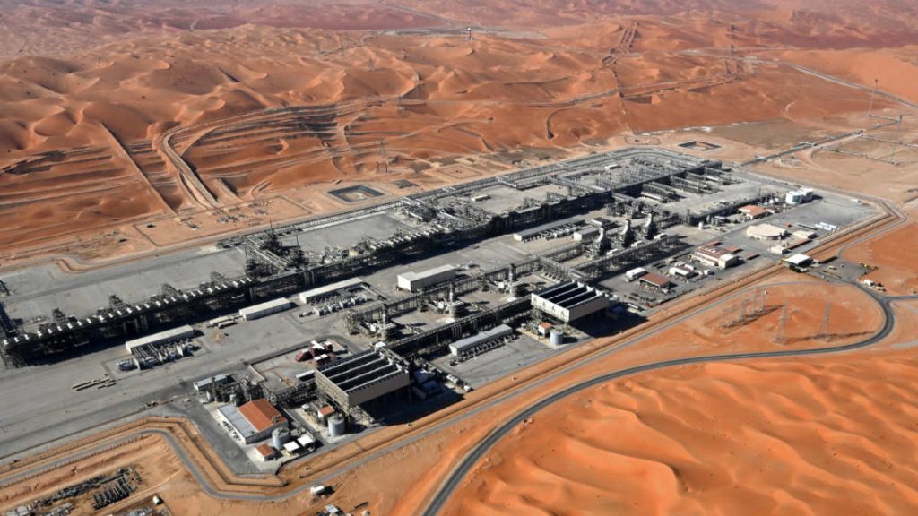 أسعار النفط تنخفض مع تراجع إسرائيل عن التهديد بقصف المنشآت الإيرانية