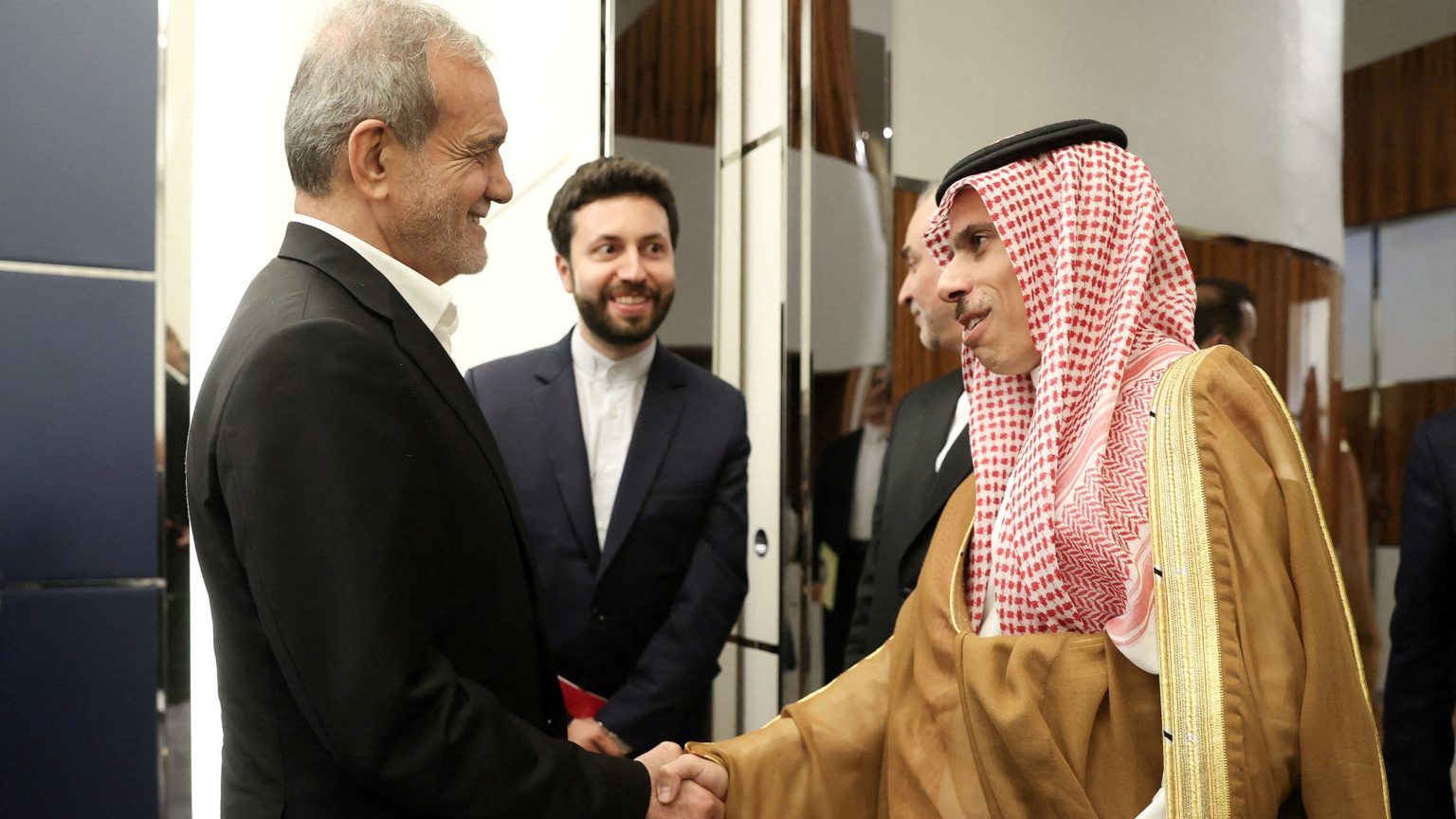 وزير الخارجية الإيراني يزور بيروت ودول الخليج تعلن الحياد