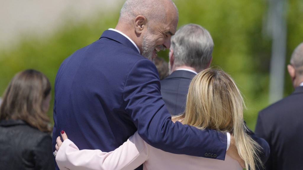 إيطاليا ترسل أول سفينة تحمل مهاجرين إلى ألبانيا فيما تحذر جماعات حقوقية من سابقة خطيرة