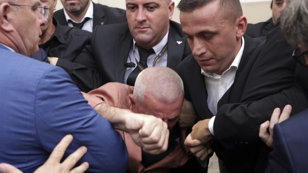 يحاول نواب المعارضة الألبانية تعطيل البرلمان احتجاجًا على سجن زميل لهم