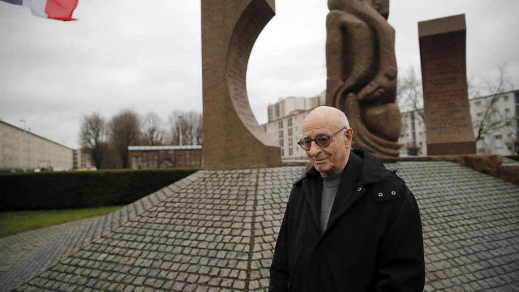 توفي فيكتور بيراهيا، أحد الناجين من المحرقة ورئيس الاتحاد الفرنسي لمرحلي أوشفيتز، عن عمر يناهز 91 عامًا.