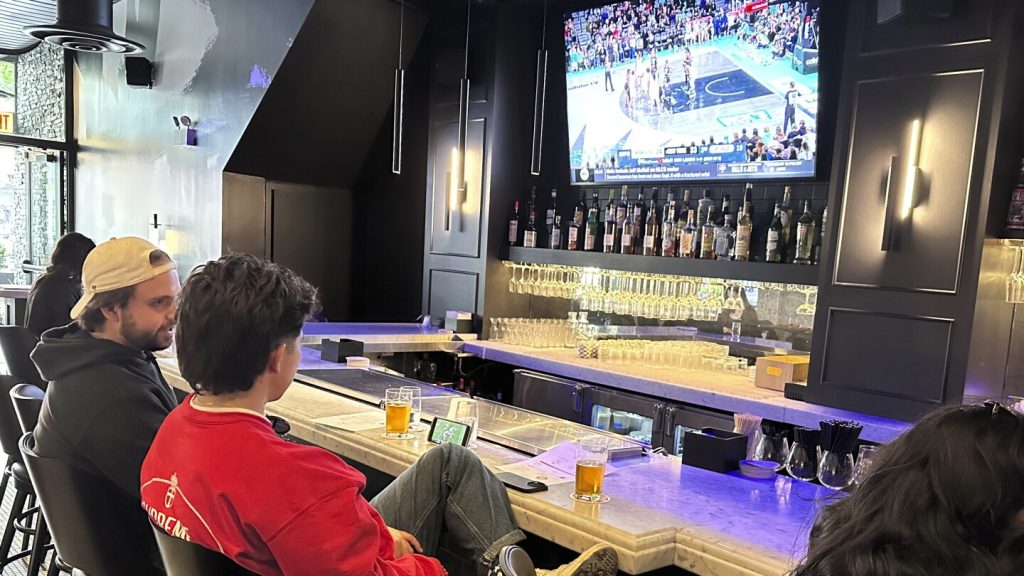 خلال موسم WNBA، تقول الحانات والمطاعم إنها شهدت طلبًا أكبر من العملاء على الرياضات النسائية