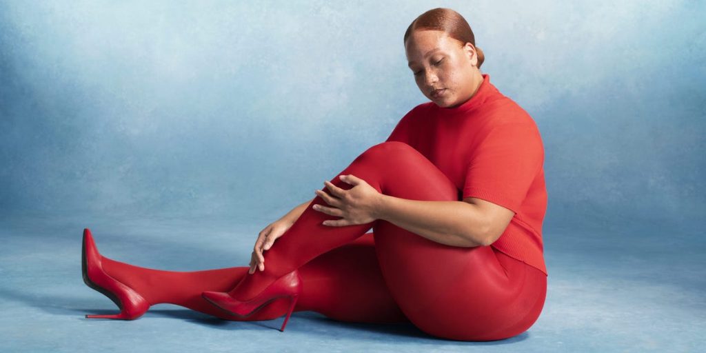 يعيد الجيل Z تصور العلامة التجارية الشهيرة L'eggs في السبعينيات