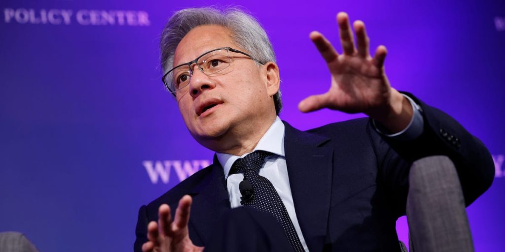 يقول الرئيس التنفيذي لشركة Nvidia إنه “ليس هناك شك” في أننا سنعمل جميعًا جنبًا إلى جنب مع موظفي الذكاء الاصطناعي