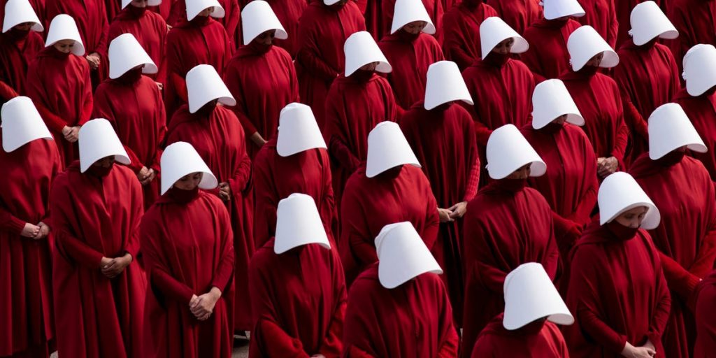 ارتفعت مبيعات رواية “The Handmaid's Tale” بنسبة 7000% تقريبًا هذا الأسبوع على أمازون، لكن “ميلانيا” احتلت المركز الأول في قائمة أكثر الكتب مبيعًا