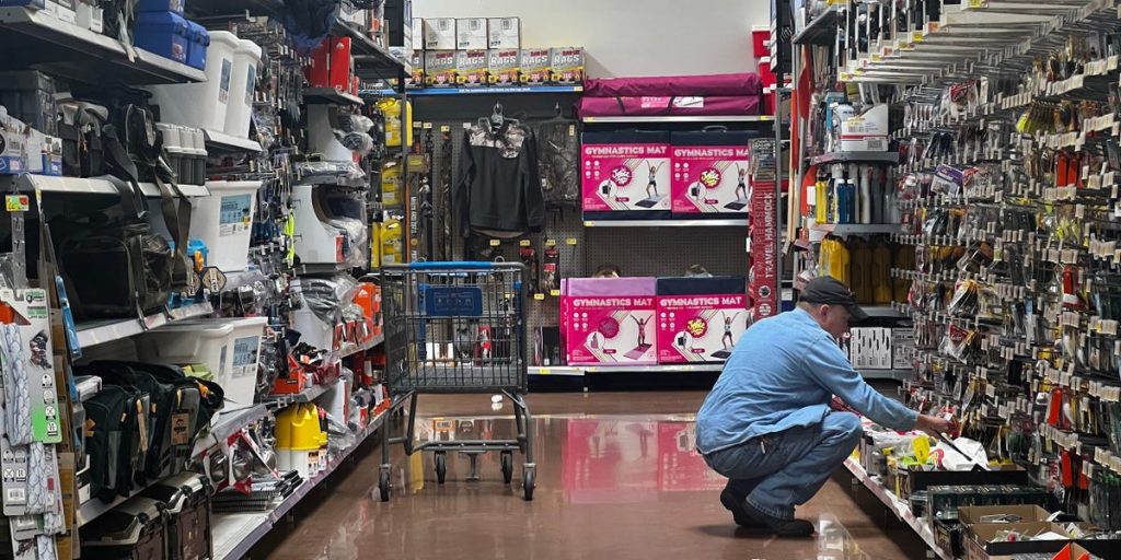 يختبر Walmart طريقة جديدة لتسهيل الوصول إلى العناصر المقفلة. هذا هو السبب في أن هذا ذكي.