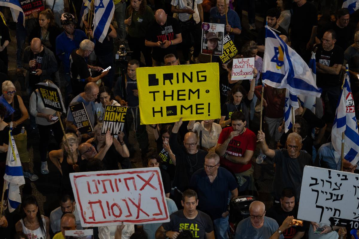 ويطالب المتظاهرون، الذين يحملون لافتات وملصقات تنتقد الحكومة، بوقف إطلاق النار في غزة واتفاق تبادل للرهائن المحتجزين في غزة أمام مبنى وزارة الدفاع في تل أبيب، إسرائيل، 02 نوفمبر 2024. (مصطفى الخاروف – وكالة الأناضول) )