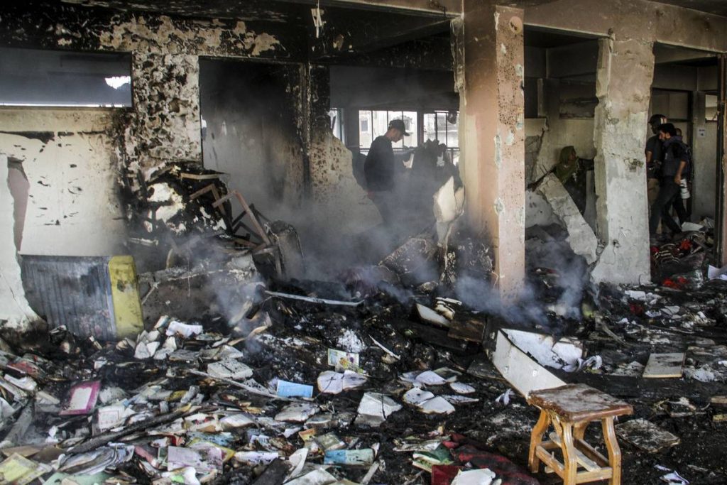 يخشى أن يكون عدد من القتلى والجرحى بعد أن قصفت الطائرات الإسرائيلية منزلاً في جباليا بغزة