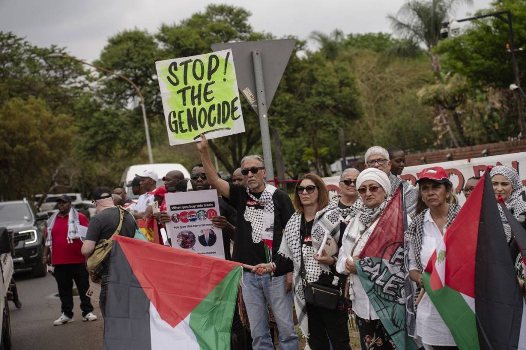مواطنون في جنوب أفريقيا يحتجون على الهجمات الإسرائيلية على غزة بلبنان