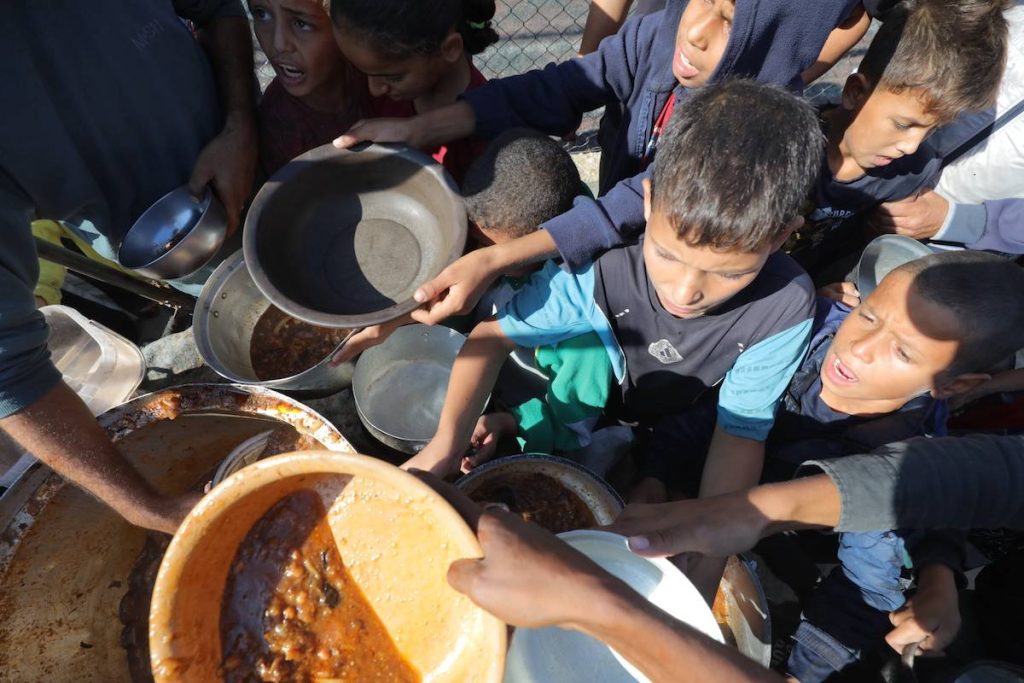 غارة جوية إسرائيلية تسفر عن مقتل وإصابة عدد من الفلسطينيين الذين كانوا ينتظرون المساعدات الغذائية في غزة