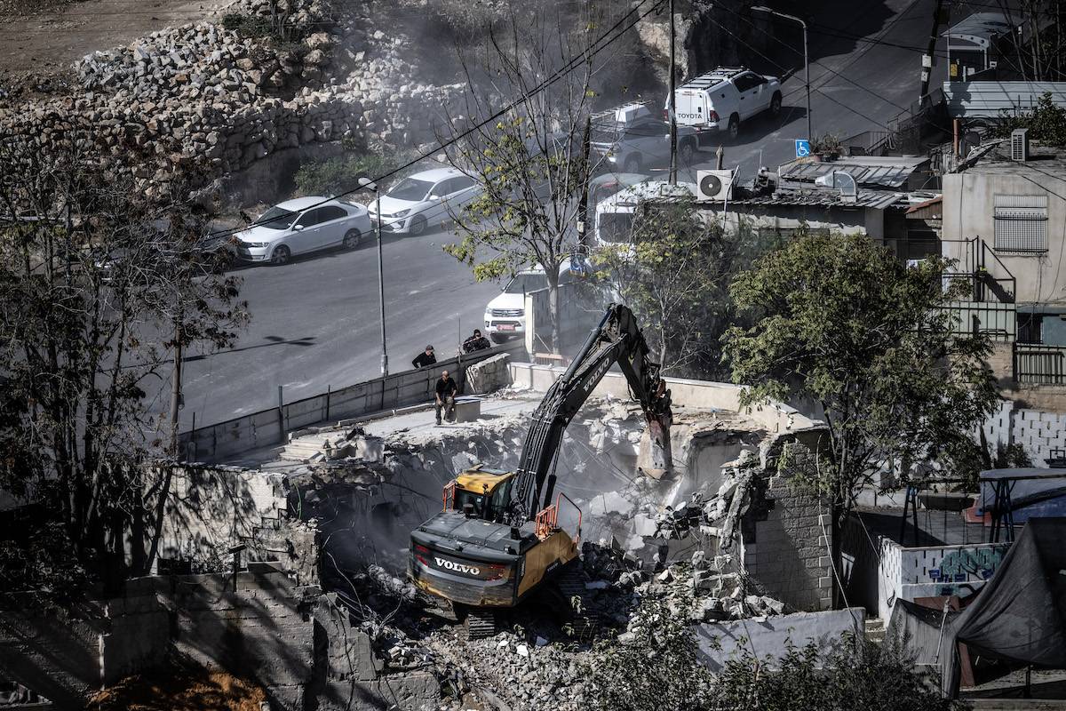 القوات الإسرائيلية تهدم منزلا يملكه فلسطيني بزعم أنه “غير مرخص” في منطقة سلوان بالقدس الشرقية، 13 نوفمبر، 2024. (مصطفى الخاروف – وكالة الأناضول)