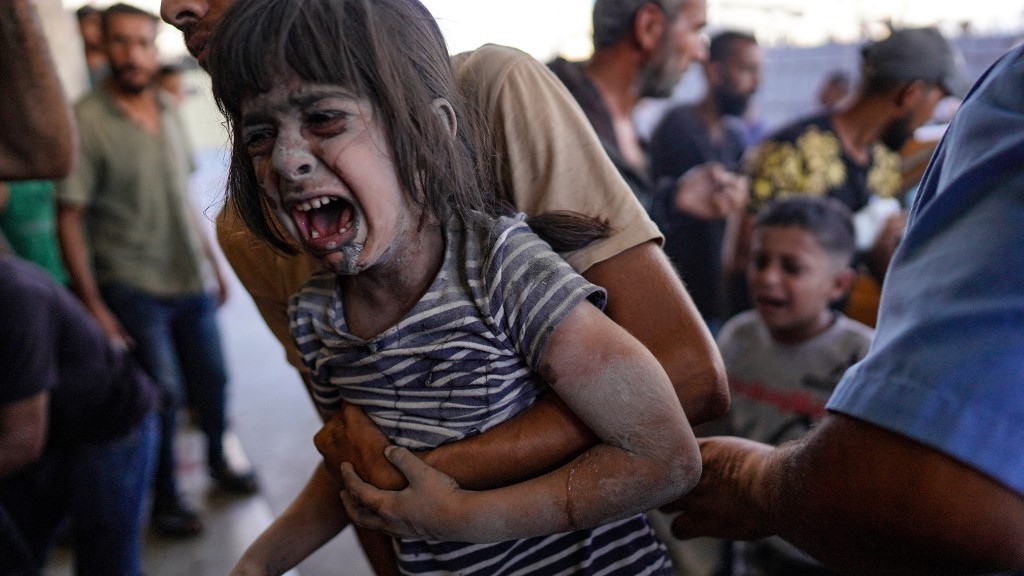 طائرات بدون طيار إسرائيلية تطلق النار على الأطفال في غزة عمدا “يوما بعد يوم”، كما قال جراح بريطاني لنواب البرلمان