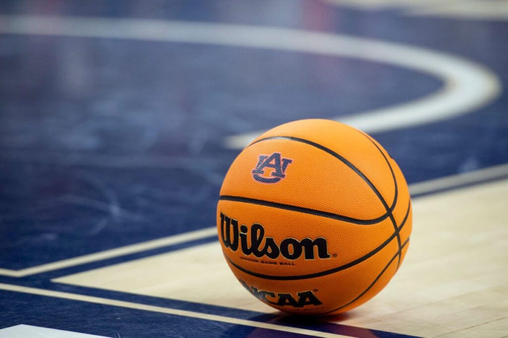 توقفت رحلة فريق كرة السلة للرجال في أوبورن بعد مشاجرة بين اللاعبين: التقارير