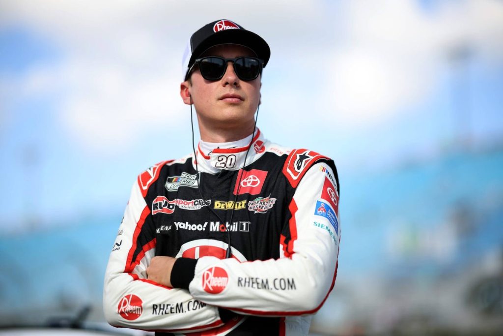 يقول كريستوفر بيل إنه تعرض للغش في سباق بطولة ناسكار، وتم التلاعب به من قبل شيفروليه