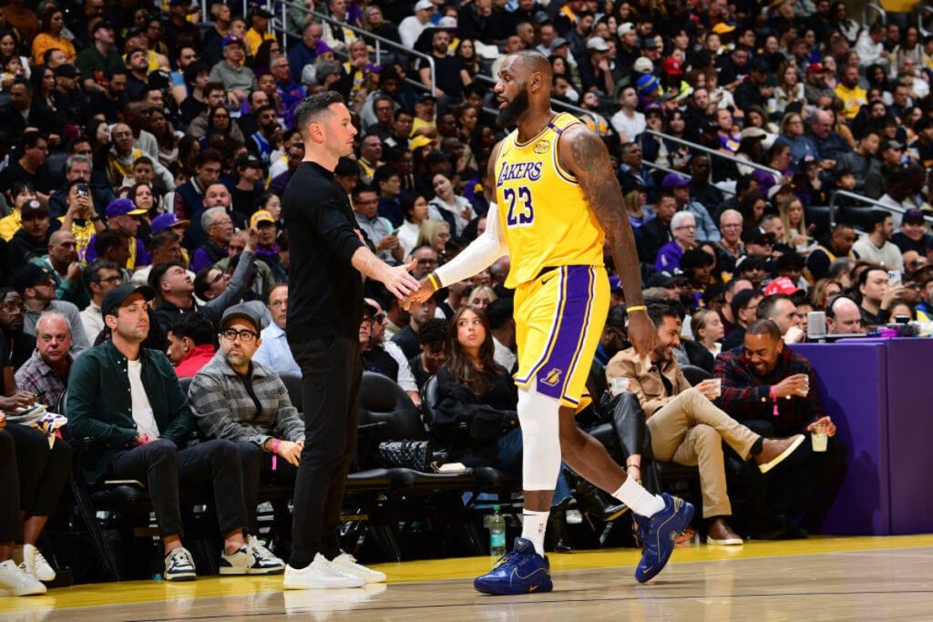 يوفر التغيير الجريء في التشكيلة الأساسية لفريق ليكرز عوائد إيجابية على الفور