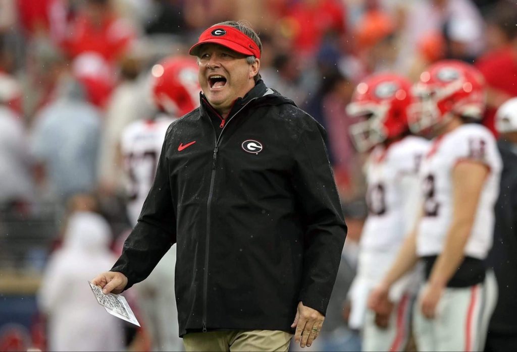 تقول كرة القدم الجامعية، “دعونا نصبح غريبين”، بالإضافة إلى توقعات المباراة الفاصلة ليوم الثلاثاء