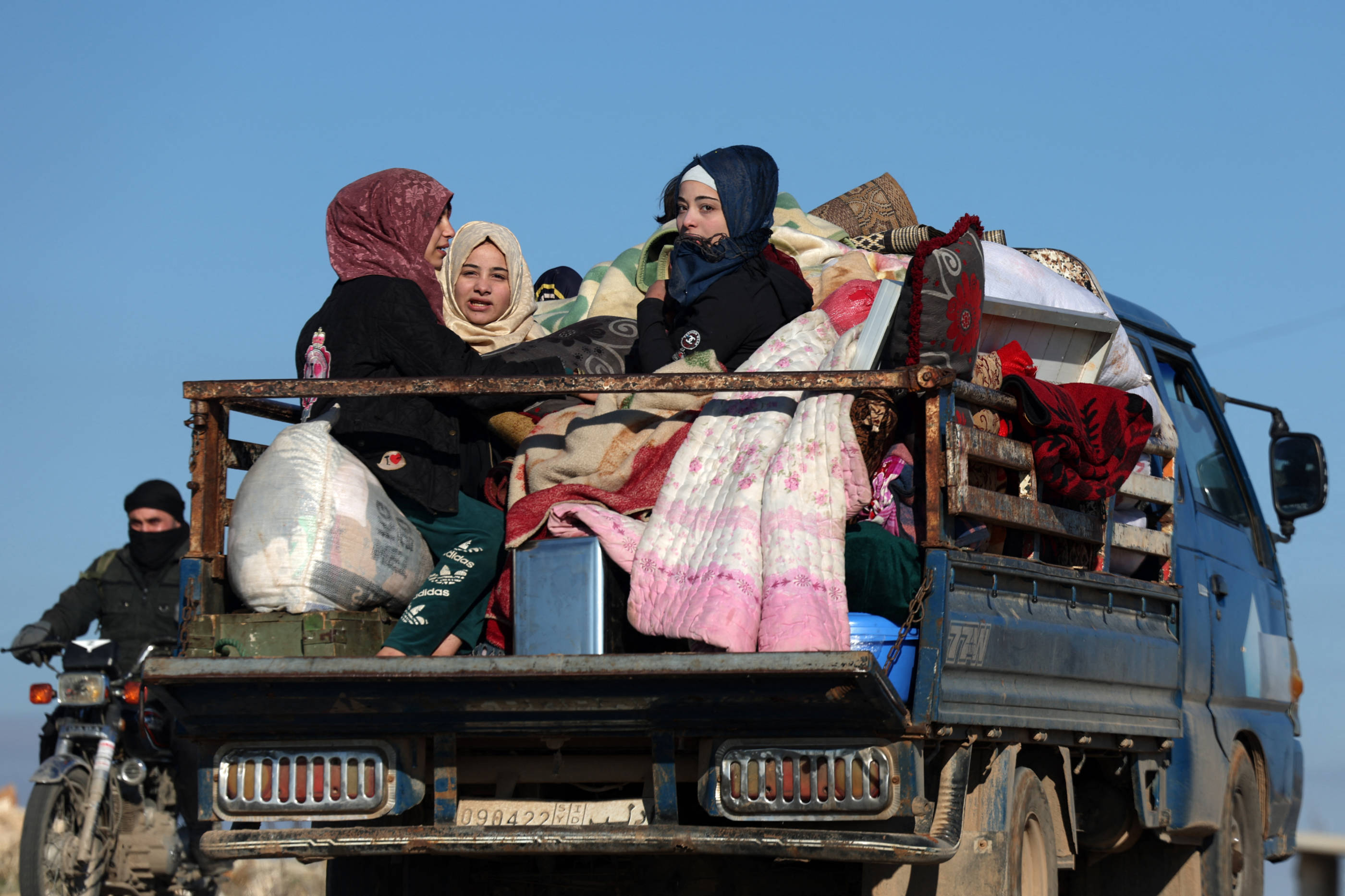 أشخاص يفرون من قرية أريحا الشمالية خلال اشتباكات بين المتمردين السوريين والقوات الحكومية على الخطوط الأمامية في ضواحي مدينة سراقب بمحافظة حلب، في 28 تشرين الثاني/نوفمبر 2024 (أ ف ب)