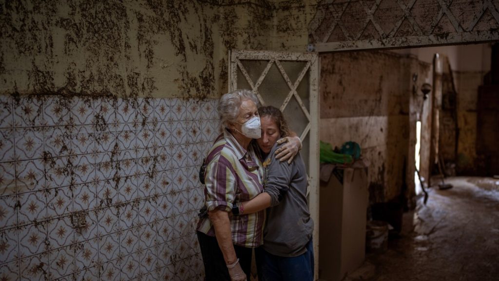 الموت بالماء والدفن بالطين. صور فيضانات اسبانيا في القرن