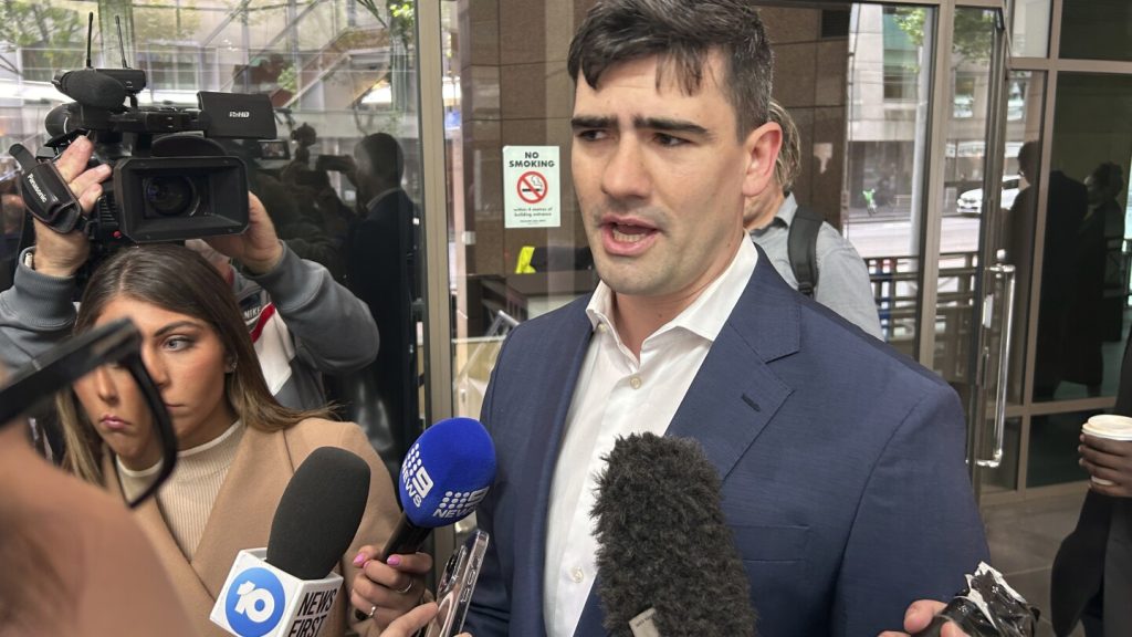 أصبح من يصف نفسه بالنازي أول شخص يُسجن في أستراليا بسبب أداء التحية المحظورة