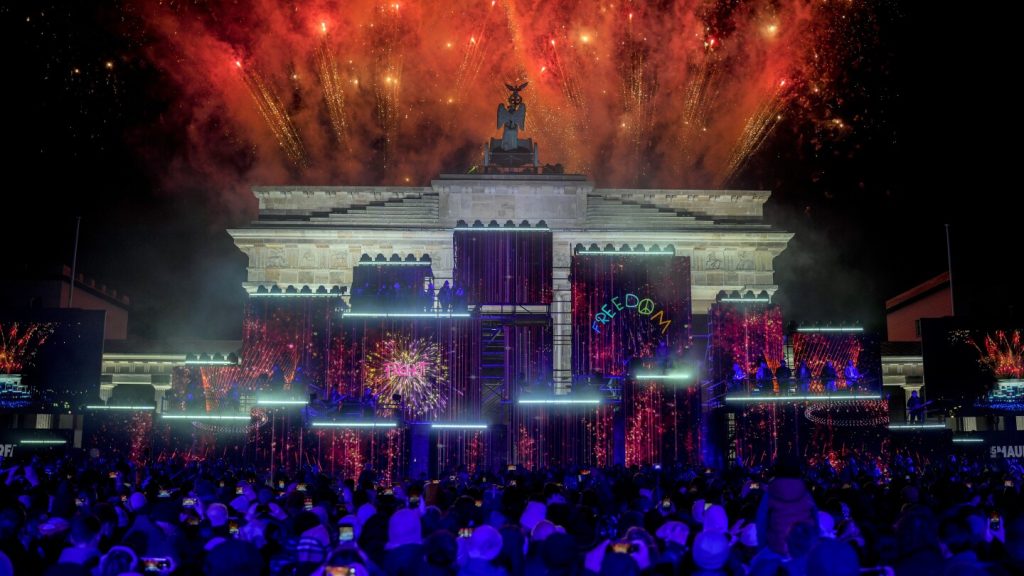 يحتفل عشرات الآلاف بسقوط جدار برلين قبل 35 عاماً بإقامة الحفلات الموسيقية والمنشآت الفنية