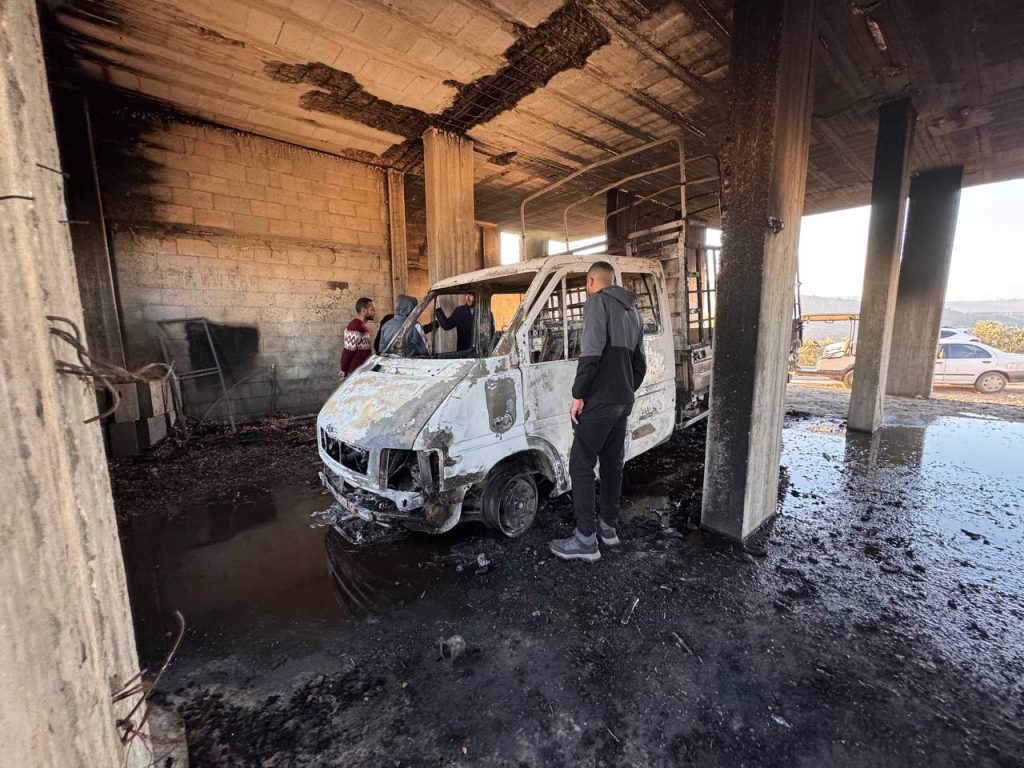 مستوطنون إسرائيليون يحرقون بقالة وسيارات ومباني فلسطينية قرب نابلس