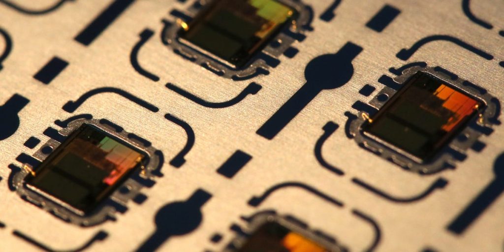 سامسونج وجيف بيزوس يدعمان شركة Tenstorrent المنافسة لشركة Nvidia في جولة تمويل بقيمة 700 مليون دولار لشركة تصنيع الرقائق الناشئة