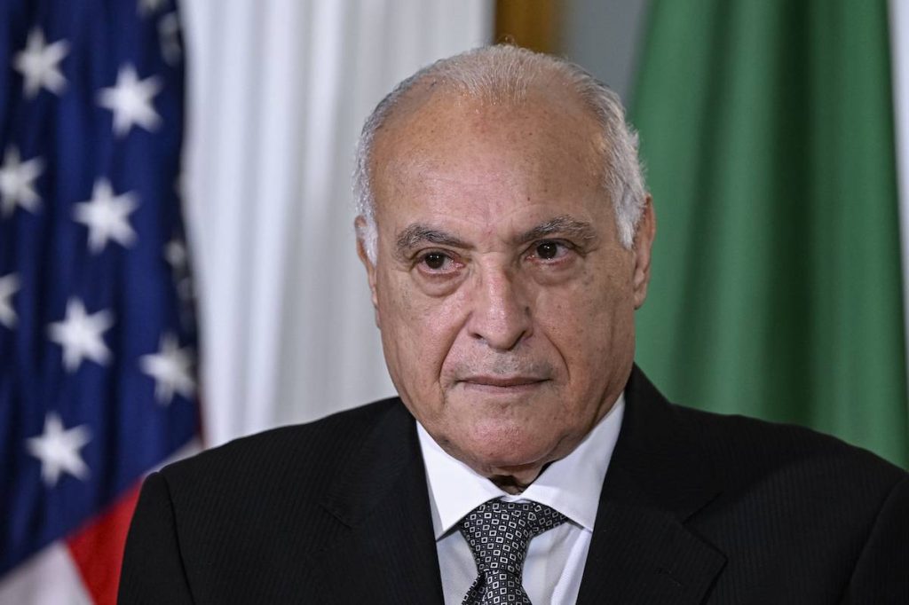 الجزائر تؤكد دعمها لسوريا في حربها ضد المتمردين