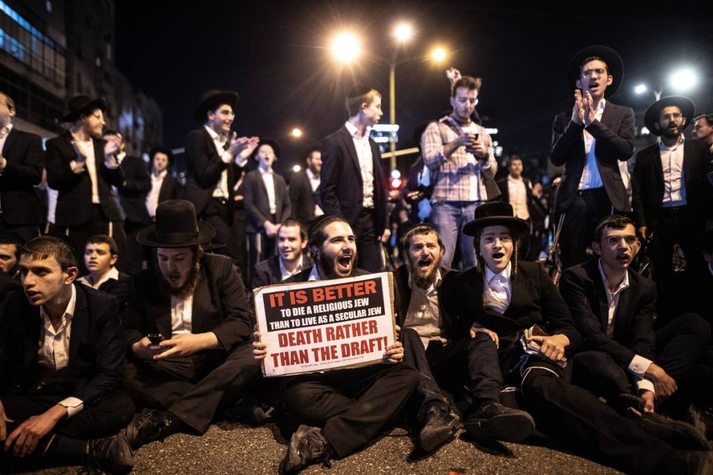 حاخام كبير يدعو الإسرائيليين العاطلين عن العمل إلى عدم الالتحاق بالجيش