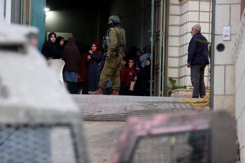 امرأتان من بين 28 فلسطينيًا اعتقلوا خلال مداهمات إسرائيلية بالضفة الغربية