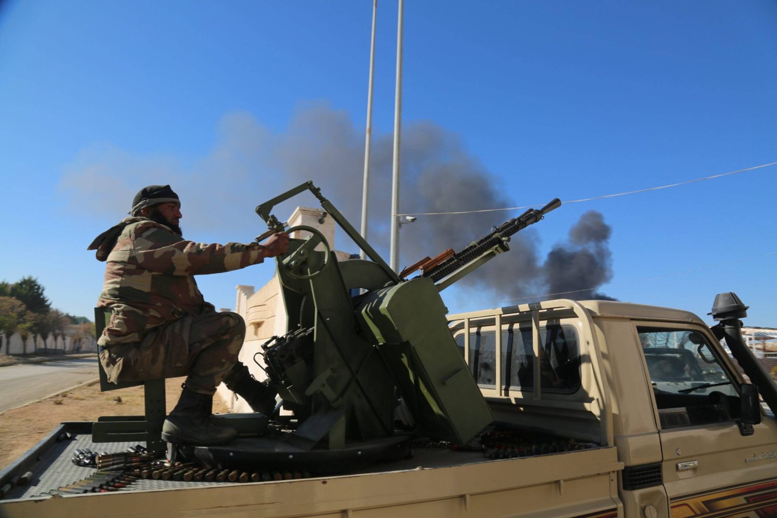 تقول مصادر إن المقاتلين العراقيين يتوجهون إلى سوريا لمحاربة المتمردين، لكن حزب الله اللبناني يظل خارجاً