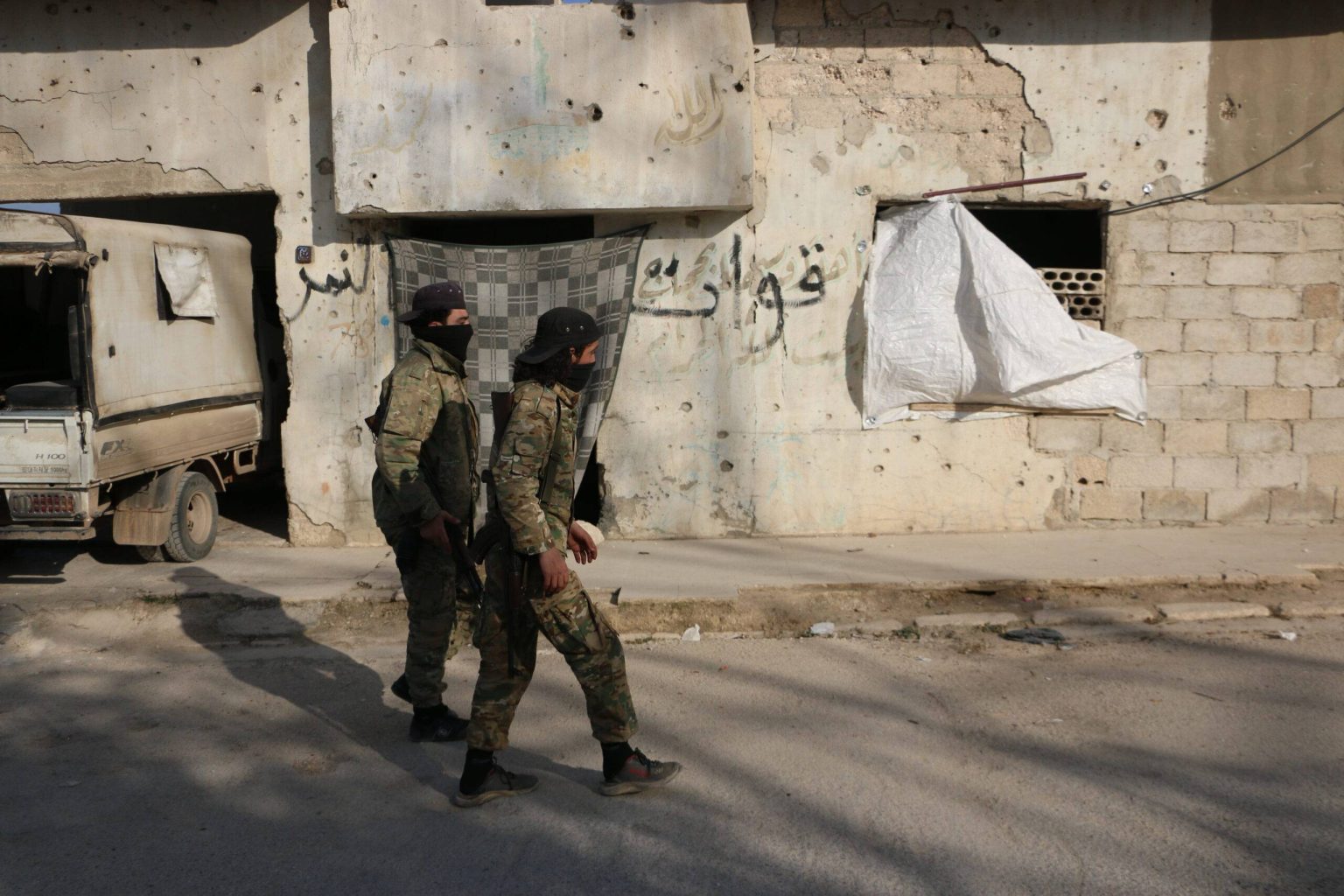 المتمردون السوريون يعرضون العفو عن عسكريي نظام الأسد وأفراد الأمن في حال انشقاقهم