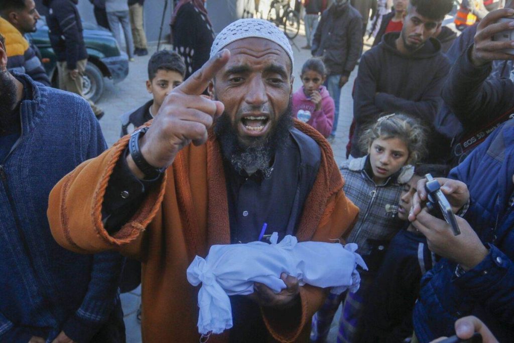 طفل فلسطيني آخر يتجمد حتى الموت بسبب الطقس البارد في غزة