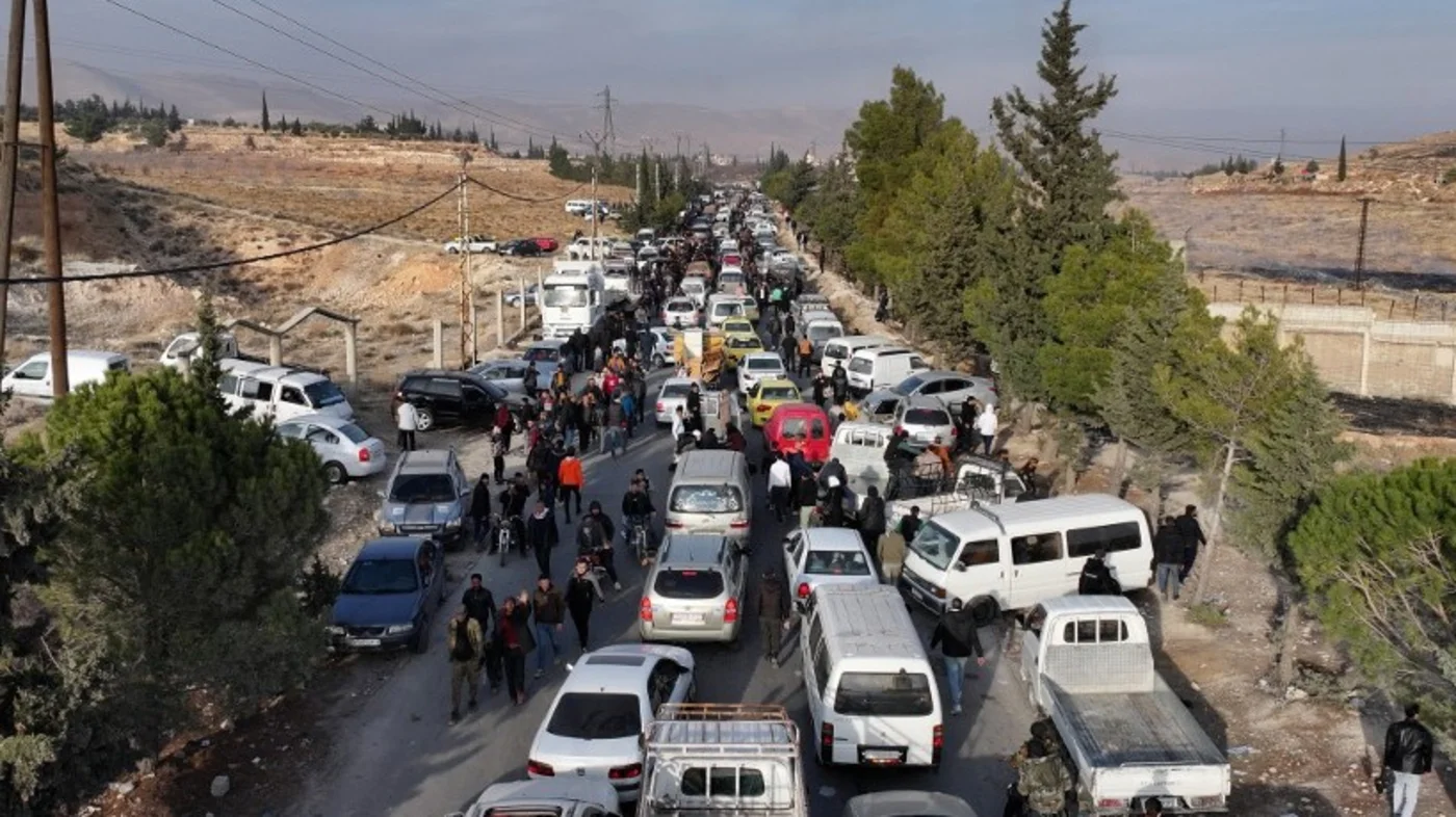 تظهر هذه الصورة الجوية حركة المرور أثناء تجمع الناس في سجن صيدنايا بدمشق، 9 ديسمبر 2024 (Omar Haj Kadour/AFP)