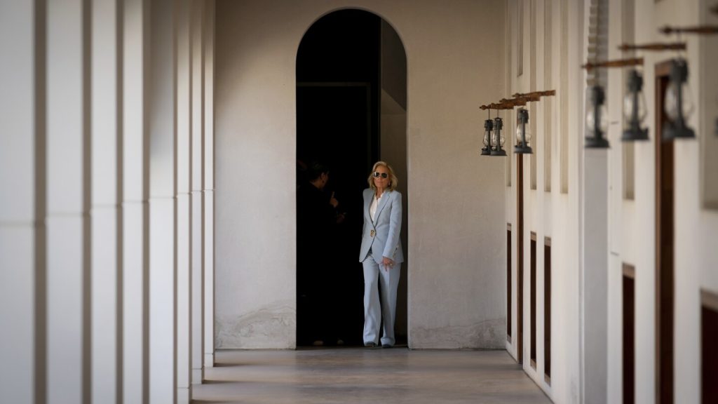 السيدة الأولى للولايات المتحدة جيل بايدن في عاصمة الإمارات العربية المتحدة في آخر رحلة خارجية لها منفردة