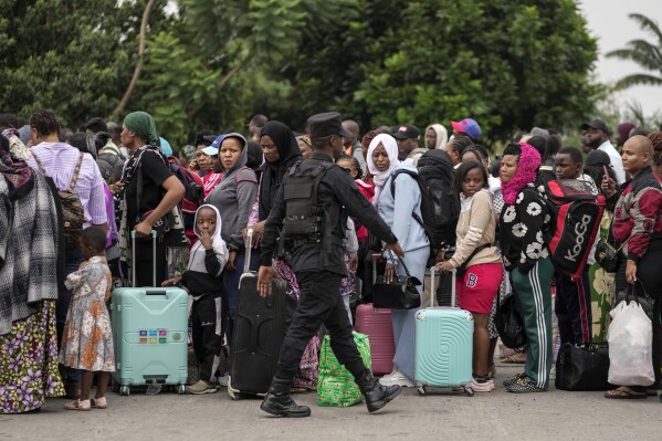 يقوم مسؤولو الأمن في رواندا بفحص الأشخاص الذين يعبرون من الكونغو في Gisenyi ، رواندا ، الأربعاء ، 29 يناير ، 2025 ، بعد تقدم M23 Rebels في عاصمة Congo الشرقية. (AP Photo/Brian Inganga)