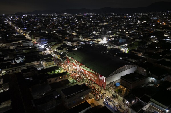 أعضاء من مدرسة Unidos de Padre Miguel Samba يحضرون بروفة الكرنفال في Vila Vintem Favela of Rio de Janeiro ، الثلاثاء ، 28 يناير ، 2025. (AP Photo/Bruna Prado)