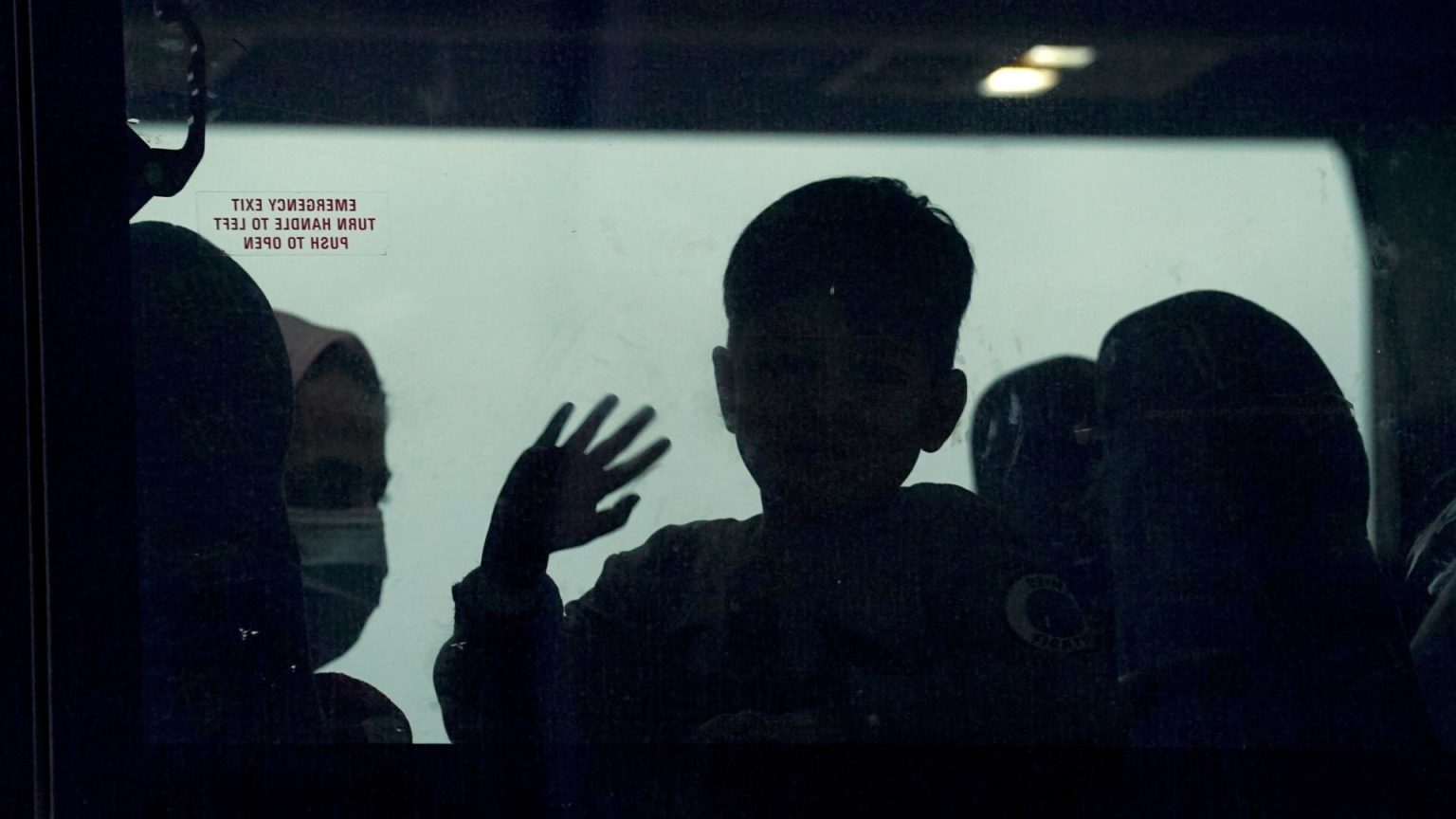 اللاجئون الأفغان في طي النسيان مع إلغاء رحلات إعادة التوطين إلى الولايات المتحدة