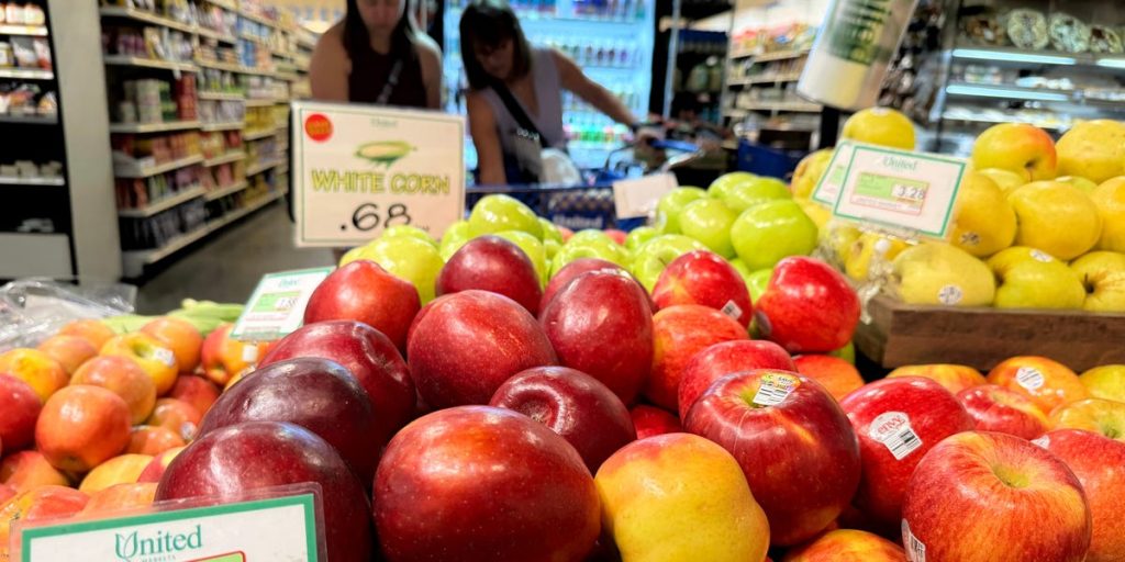 يوضح أحد المخططات أن الأميركيين ذوي الدخل المنخفض يتألقون بشدة بالتضخم