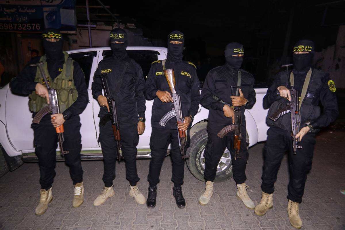 عناصر مسلحة من سرايا القدس، الجناح العسكري لحركة الجهاد الإسلامي الفلسطينية، تتواجد بينما تقوم حماس بتسليم 10 رهائن إسرائيليين إلى اللجنة الدولية للصليب الأحمر في مدينة غزة، غزة، 28 نوفمبر 2023 (سترينجر – وكالة الأناضول) )